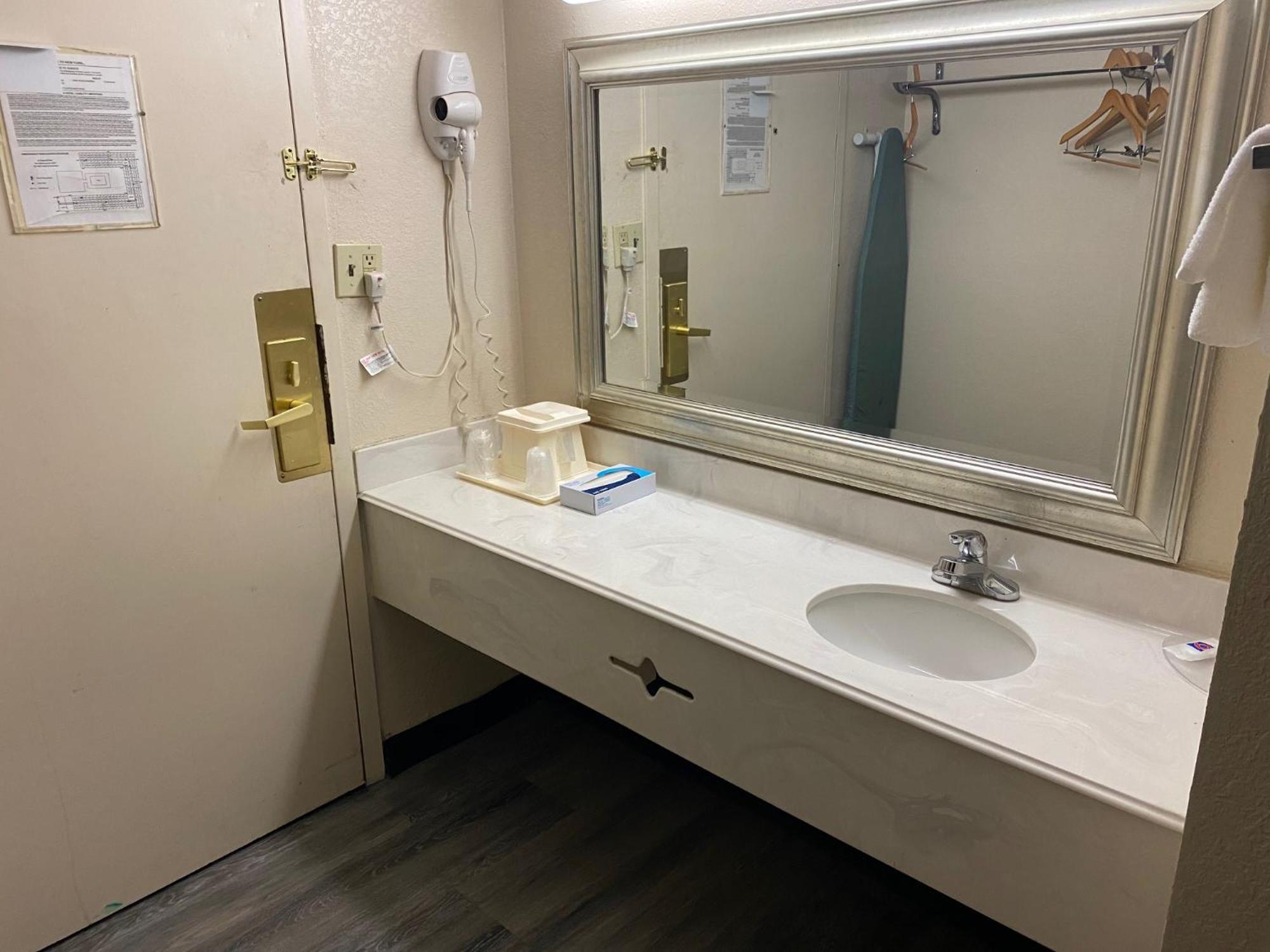 Motel 6 Rochester - Airport Bagian luar foto